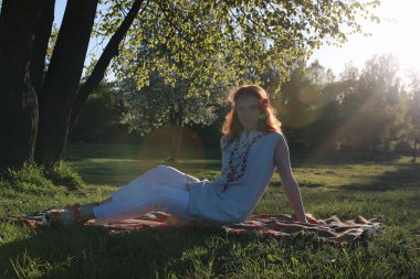 Bir sonbahar Parkta yürümek bir kız. Kızıl saçlı genç kız