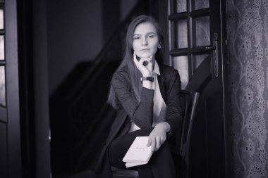 Bir kız bir kafede kahve içiyor. Bir kadın kahvaltı yapıyor