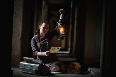 Eski Kitaplar eski evinde bir kızla