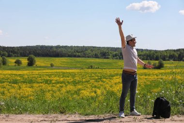 Bir sırt çantası ile seyahat genç adam