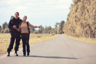 Bir sırt çantası ile yürüyerek seyahat