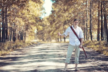 Sonbahar yağmurlu hava ve bir şemsiye ile genç bir adam