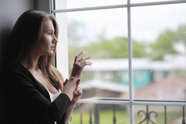 Gözleri yaşlı güzel kızla. Boyalı t ile genç kız