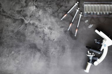 Aşılama. Tek kullanımlık şırıngalar ve V ile test tüpleri.