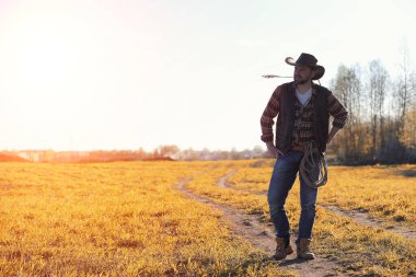 Adam kovboy şapkası ve alanında bir loso. Bir f Amerikan çiftçi