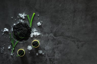 Taze siyah balık yumurtası. Beyaz havyar buzla servis edilir..