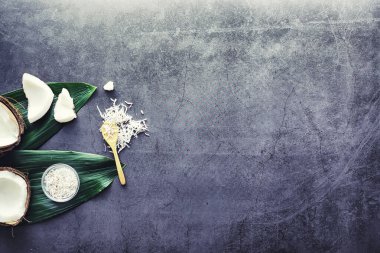 Koyu renkli bir masada hindistan cevizi. Hindistan cevizi yağı..