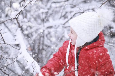 Çocuklar parkta ilk kar yürümek