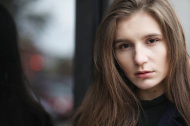 İş merkezinde paltolu güzel kız 