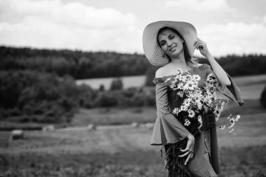 Sevimli kız bir şapka siyah beyaz