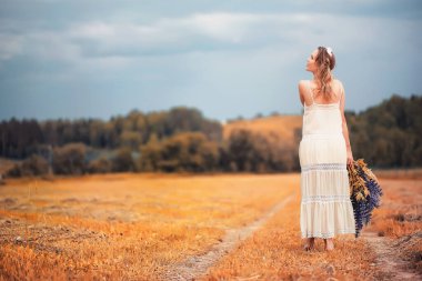 Bir buket çiçek Güz kızla