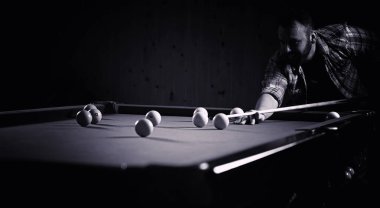 Bir sakallı bir adam büyük bir bilardo oynuyor. 12 metrelik havuz partisi
