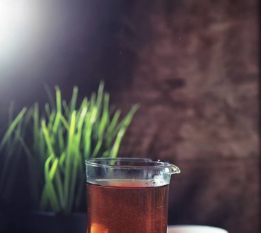 Ahşap bir tabloda çay demleme