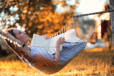 Hamakta kitap okumak güzel kız 