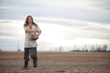 Genç bir köylü tahıl alanıyla sows