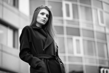 Kız bir ceket siyah beyaz fotoğraf