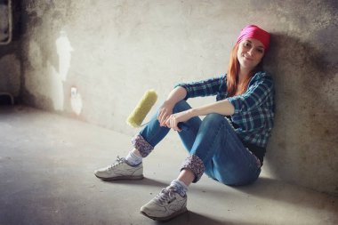 Kızıl saçlı kız bir elektro gitar ile. Rock müzisyen GIR