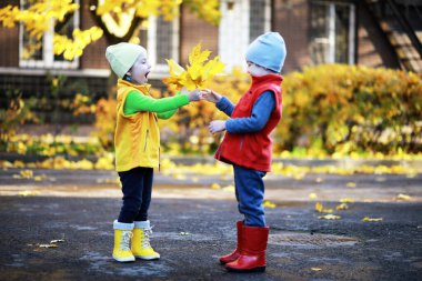 Çocuk sonbahar Park walk