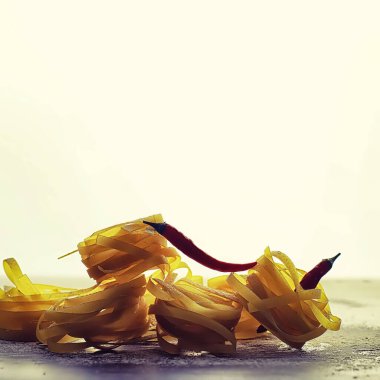 Masada pişmemiş makarna. Yuva şeklinde erişte..