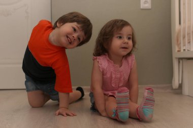 Bir katta bir odada oynayan genç çocuk