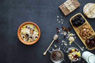 Sağlıklı kahvaltı. Süt lügatli tahıllardan Müsli.