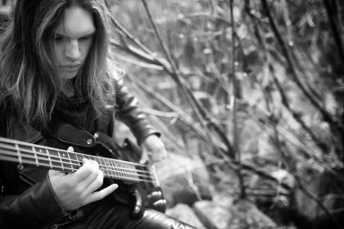 Rock gitaristi açık. Bir müzisyenle bir leath bir bas gitar