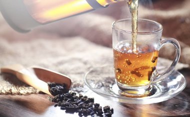 Bir hizmet tabloda çay demlendi