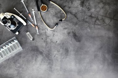 Aşılama. Tek kullanımlık şırıngalar ve V ile test tüpleri.