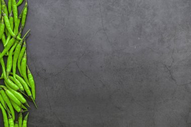 Acı yeşil biber. Siyah Şili biberi..