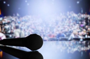 Koridorun önündeki sahnede mikrofon. Performans devam ediyor