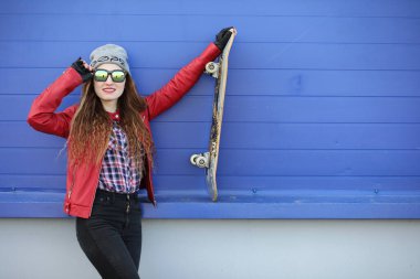 Genç hippi kız bir kaykay sürme. Kızlar kız f