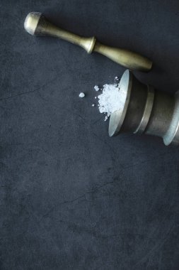 Büyük deniz tuzu. Baharat. Havan ve tokmak öğütmek için.