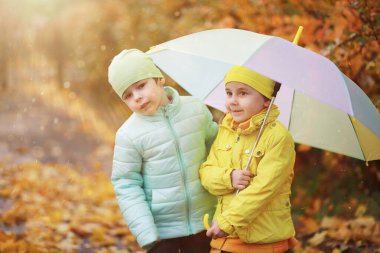 Çocuk sonbahar Park walk