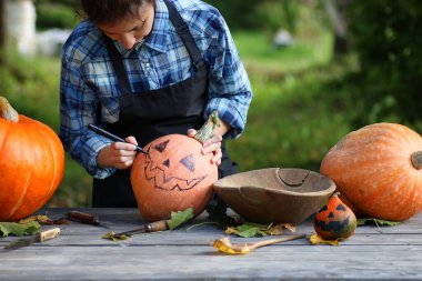 Cadılar Bayramı için kabak oymak