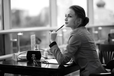 Bir iş toplantısında güzel kadın