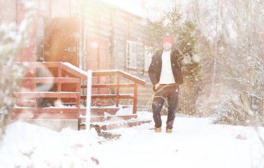 Sokakta kesilmiş bir Noel ağacı olan bir adam. N için Hazırlık