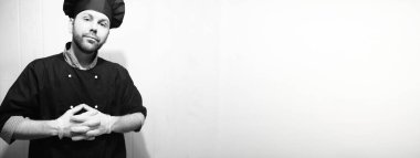 Bir erkek pastacı kek hazırlar.