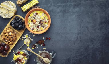 Sağlıklı kahvaltı. Süt lügatli tahıllardan Müsli.