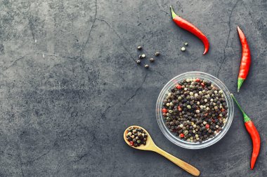 Acı kırmızı biber. Siyah üzerine Şili biberi.