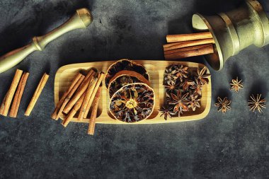 Yemek pişirmek için baharatlar. Tarçın ve anason. Baharatlar için Pestle.