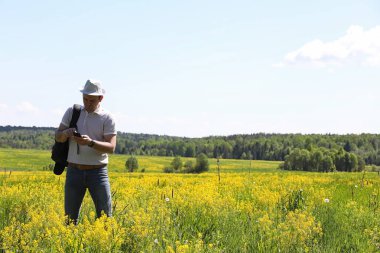 Bir sırt çantası ile seyahat genç adam