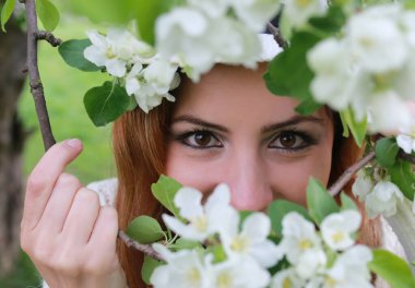 Kız gözün arkasında ağaç çiçek