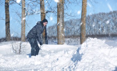 adam yoldan kürekle kar karlı kış aylarında kaldırmak 