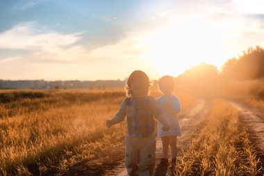 Çocuklar açık havada bir alanda