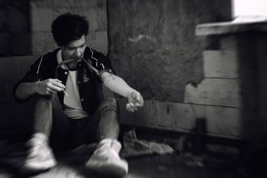 Genç bir adam uyuşturucu alır