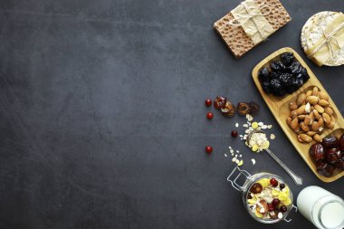 Sağlıklı kahvaltı. Süt lügatli tahıllardan Müsli.