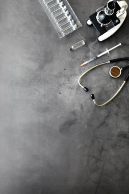 Aşılama. Tek kullanımlık şırıngalar ve V ile test tüpleri.