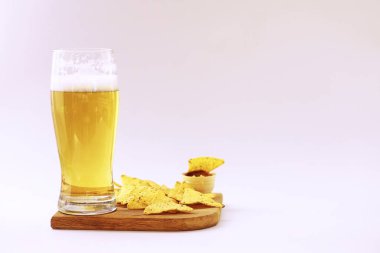 Kitaplar vintage ve light bira kupa yığını