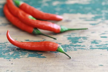 Acı kırmızı biber. Siyah üzerine Şili biberi.