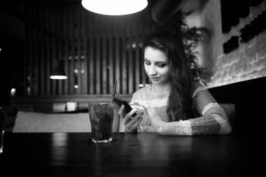 Kız bir yemekte bir kafede